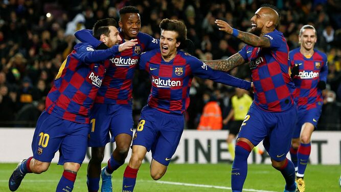 Los jugadores del Barça celebran el tanto de la victoria.