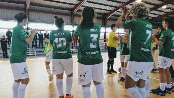Las jugadoras del Guadalcacín FSF aplauden al final del partido en el pabellón La Garrovilla.