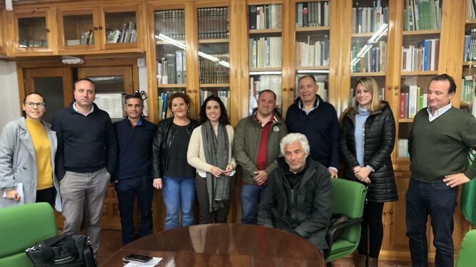 Representantes del PSOE con agricultores de Chipiona asistentes a la reunión.
