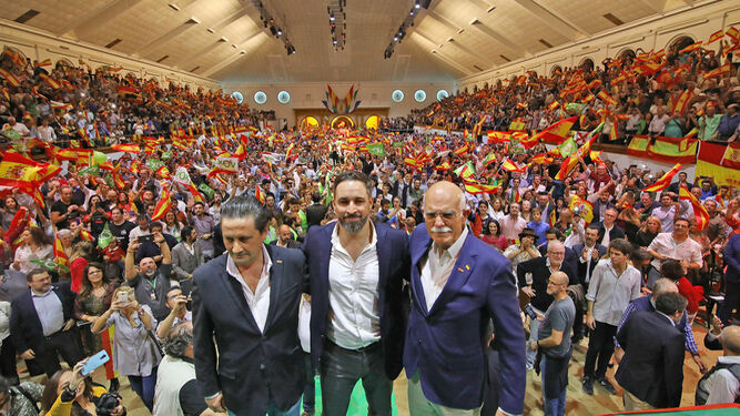 De izquierda a derecha, Juan Carlos Sanz, Santiago Abascal y Agustín Rosety, durante un mitin electoral en la Real Escuela de Arte Ecuestre de Jerez.