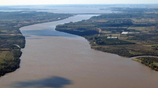 Vista aérea del río Uruguay, que desemboca en el Río de la Plata y cuyo curso ha remontado la carabela ‘Santiago’ buscando la conexión con el otro océano.