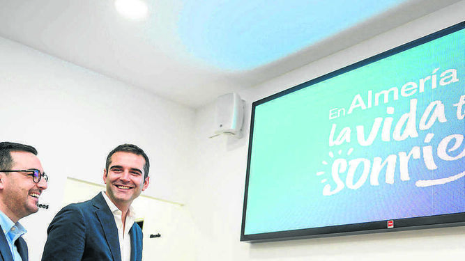 El alcalde de Almería, a la derecha, con el nuevo eslogan de la ciudad.