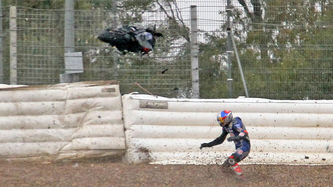 El turco intenta levantarse mientras la Ducati coge vuelo.