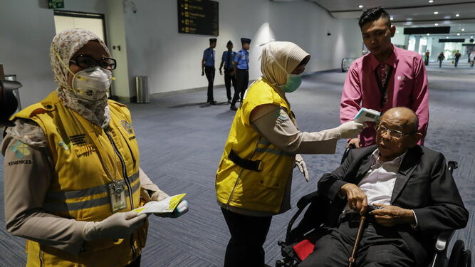 Controles de entrada en un aeropuerto de Indonesia por el coronavirus chino.