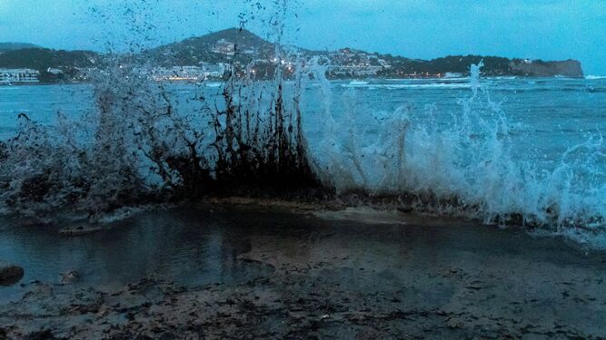 Fuertes olas en Ibiza