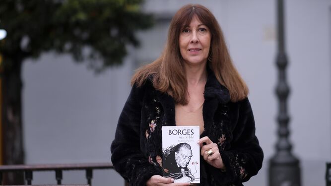 La escritora Claudia Capel, en la plaza de San Antonio de Cádiz con un ejemplar de su biografía sobre Borges.