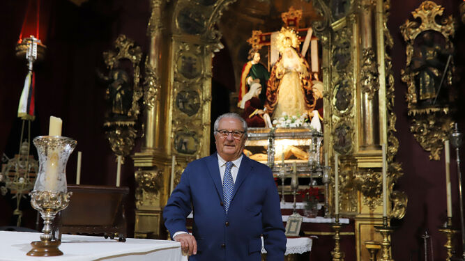 Enrique Espinosa ante el altar de la capilla del Calvario.