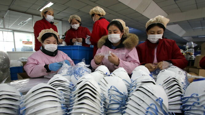 Fábrica de mascarillas a pleno rendimiento en Handan (China).