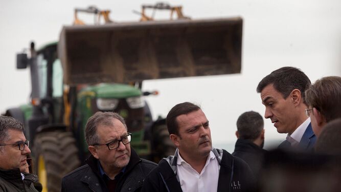 Pedro Sánchez y el alcalde de Peñíscola, Andrés Martínez (centro), conversan sobre los destrozos del temporal.