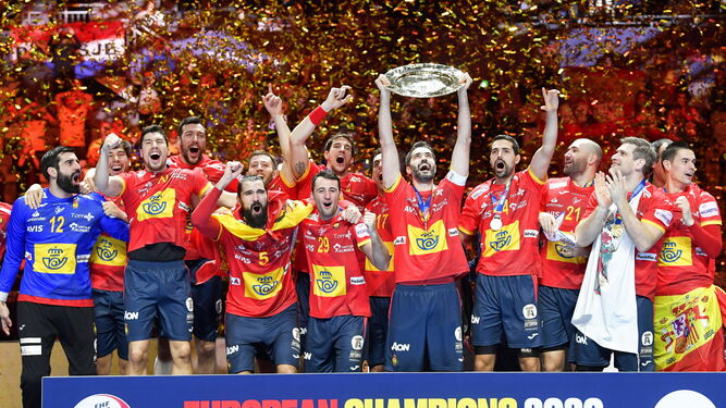 España con su trofeo de campeón de Europa de Balonmano.