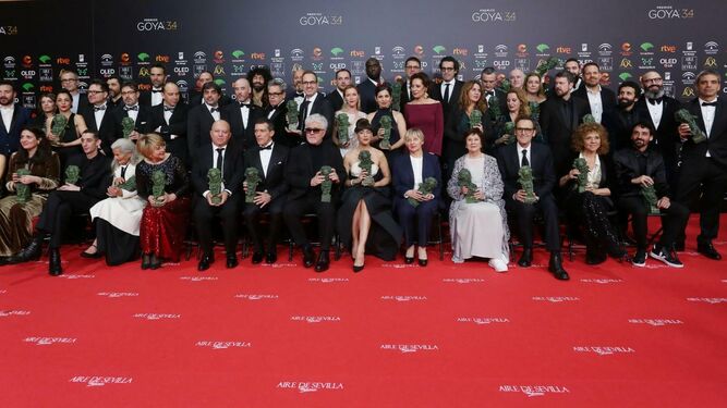 Todos los premiados de los Goya 2020 posan con sus galardones tras la gala en M&aacute;laga.