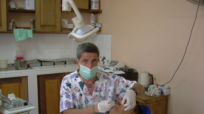 José Manuel Visuerte atendiendo a un paciente en una campaña anterior en Nicaragua.