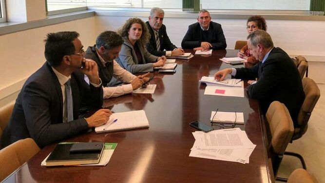 Un momento de la reunión del alcalde y el delegado territorial de Educación, Deporte, Igualdad, Políticas Sociales y Conciliación de la Junta en Cádiz.