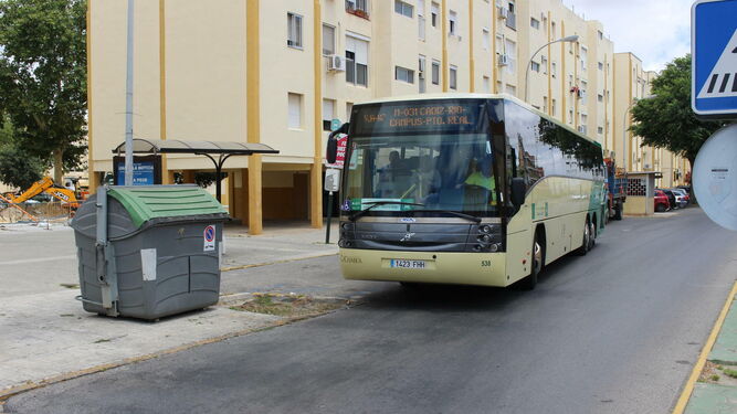 Un autobús del Consorcio circulando por Puerto Real.