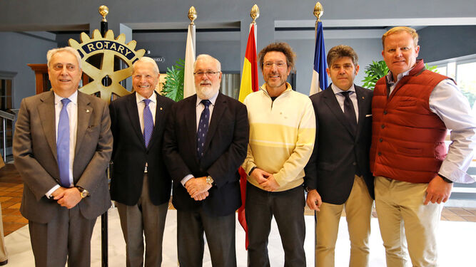 Miguel Arias junto a miembros del Rotary Club Jerez, ayer en el hotel Jerez.