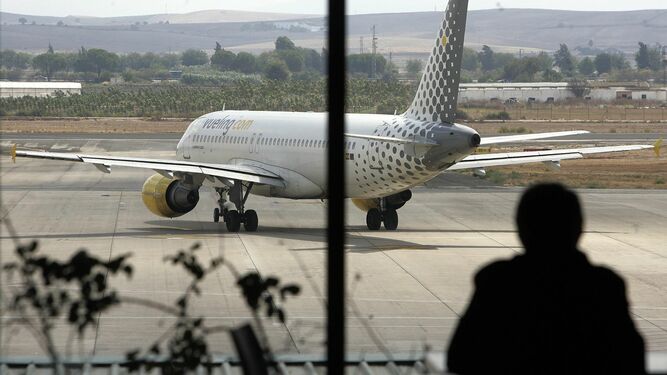 Un avión, tras aterrizar en Jerez.