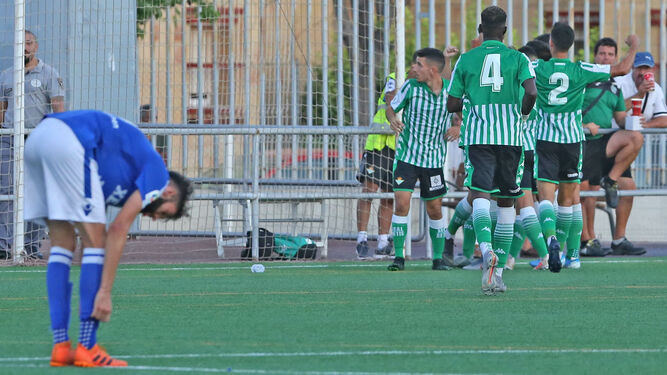 Los jugadores béticos  celebran uno de sus tres goles en La Granja en la primera vuelta (1-3)