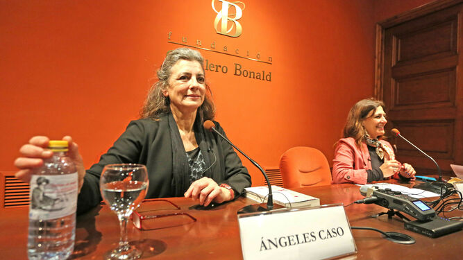 Ángeles Caso, en un momento de su intervención, junto a la también escritora Josefa Parra.