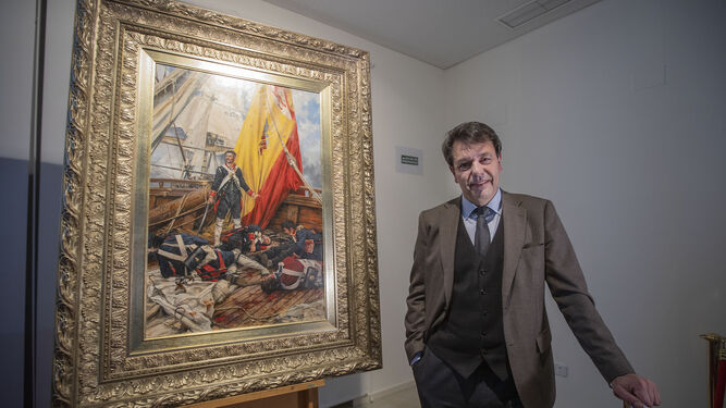 Augusto Ferrer-Dalmau posa junto a su pintura 'Mi bandera', en el Museo Naval de San Fernando, lienzo que se marcha a Madrid.