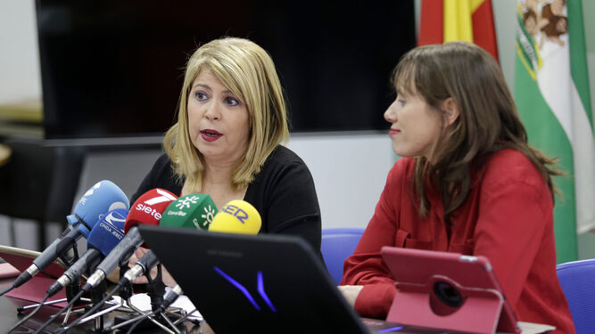 Mamen Sánchez, alcaldesa de Jerez, junto a Laura Álvarez, primera teniente de alcaldesa del Área de Economía Productiva, Hacienda y Recursos Humanos.