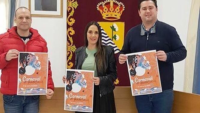 Salvador Ruiz, Almudena Marín y Benjamín Guerrero con el cartel de este año.