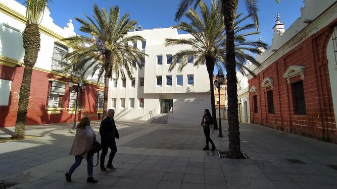 Plaza de San José, con el edificio que acogerá a la nueva escuela de adultos.