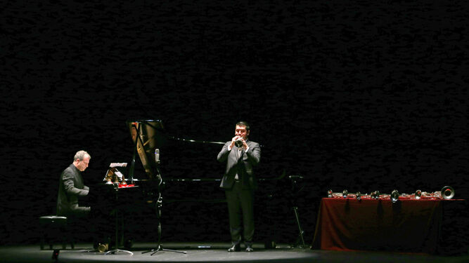 Pacho Flores y Pepe Gallego, durante el concierto en el Teatro Villamarta, este sábado.