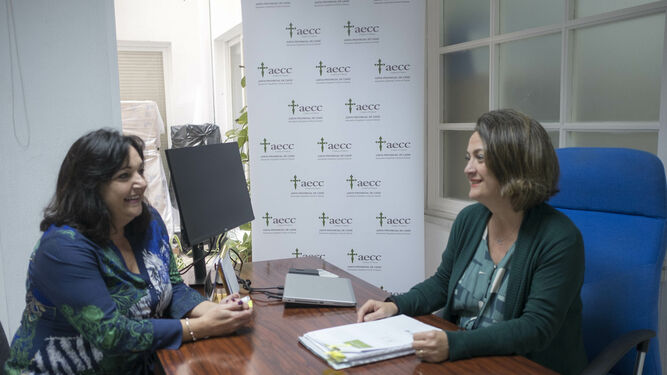 La psicóloga María Ramírez (derecha) con Rosa Moreno en la sede de la AECC en Cádiz.