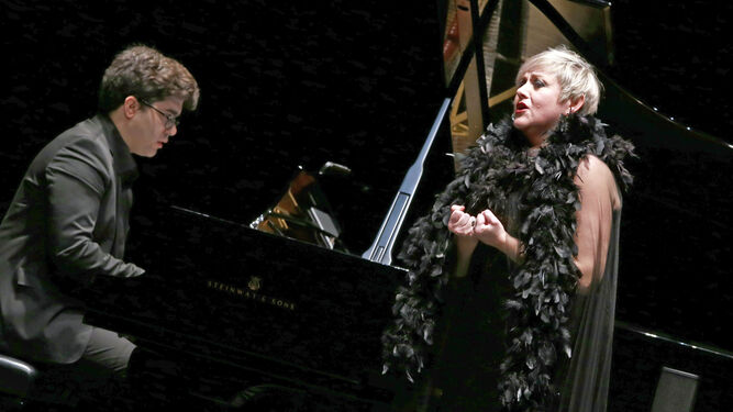 Actuación de Maribel Ortega, junto al pianista José Miguel Román, el pasado domingo en el Villamarta.