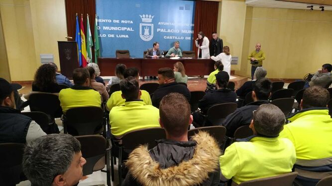 El alcalde, Javier Ruiz, ha dado hoy la bienvenida a los 25 contratados que completan el último plan de empleo de la Junta.