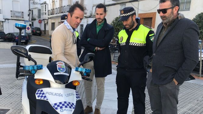 El nuevo vehículo eléctrico ha sido presentado a los agentes de la Policía Local.