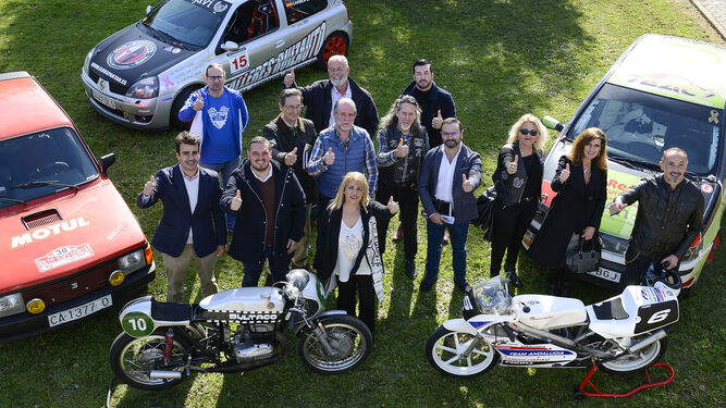 La alcaldesa y los miembros del Consejo Local del Motor, durante la presentación del Gran Premio.