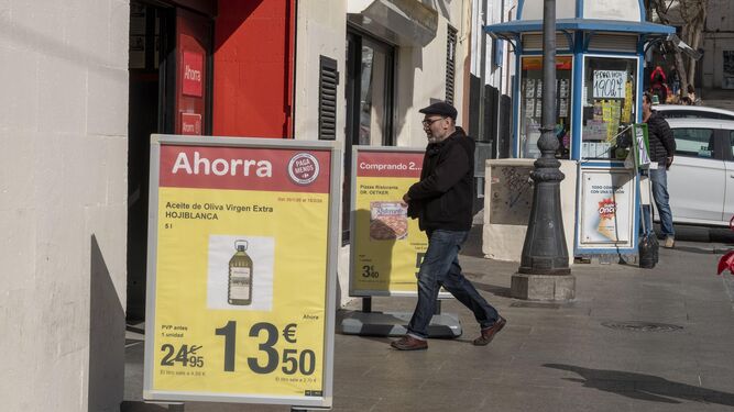 Oferta de aceite en un supermercado de Cádiz