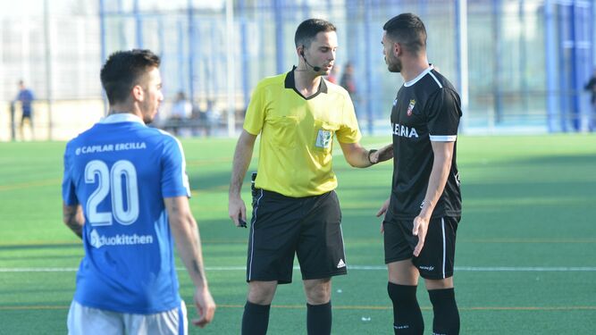 Lafuente Sánchez conversa con un jugador del Ceuta en La Granja.