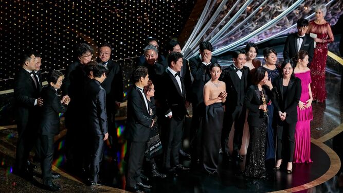 El equipo de 'Parásitos' tras recoger el Oscar a la película.