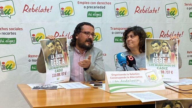 Fernando Macías y Carmen Álvarez, mostrando los carteles de la campaña informativa.