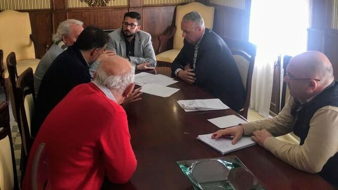 Un momento de la reunión del alcalde de Trebujena y el diputado provincial responsable del Área de Servicios Económicos, Hacienda y Recaudación.