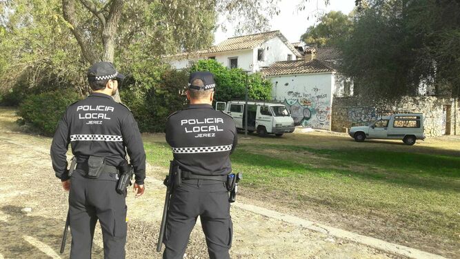 Dos agentes de la Policía local en las inmediaciones del restaurante 'El Bosque'