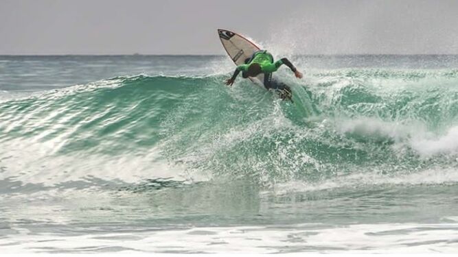 El surfista jerezano, remontando una ola.