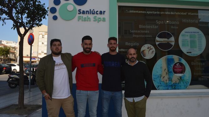 Los jugadores del Sanluqueño, junto al vicepresidente Jorge Reyes y personal de Fish Spa.