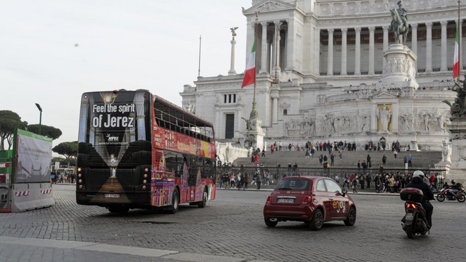 El autobús de la empresa City Sightseeing con el lema sobre Jerez en la capital romana