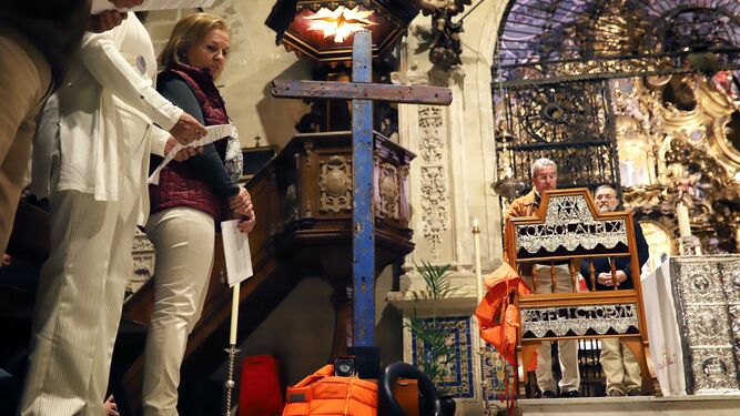 La Cruz de Lampedusa expuesta este lunes en la iglesia de Santo Domingo, durante el acto de recibimiento.