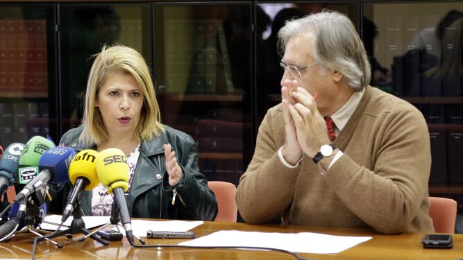 Mamen Sánchez y Francisco Camas, durante una comparecencia.