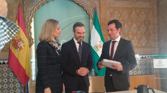 La delegada Maribel Sánchez, el consejero Juan Bravo y el socio de Cardial, Carlos Díaz