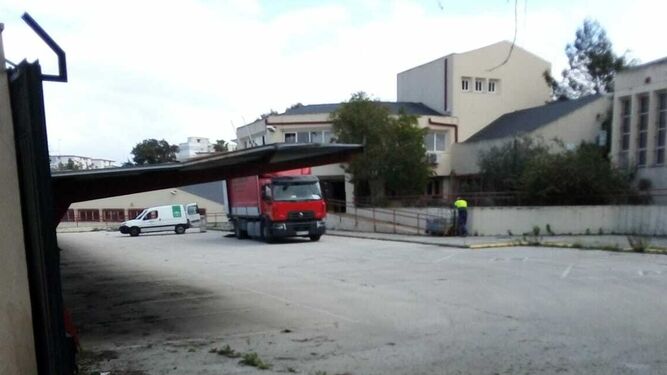 Un camión y una furgoneta, ayer en las instalaciones de San Juan de Dios.