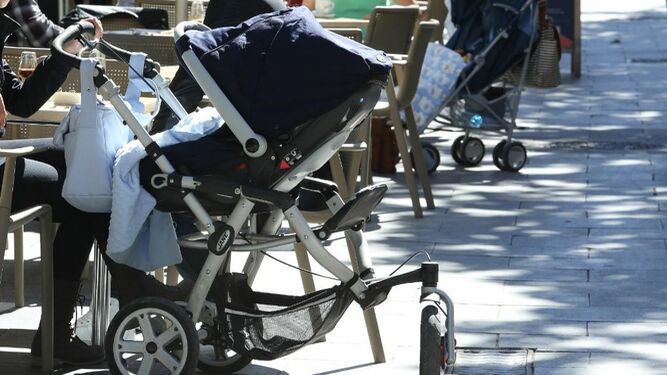 . Unos carritos  de bebé  en una terraza del centro