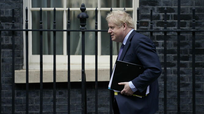El primer ministro británico, Boris Johnson, abanadona su oficina de Downing Street.