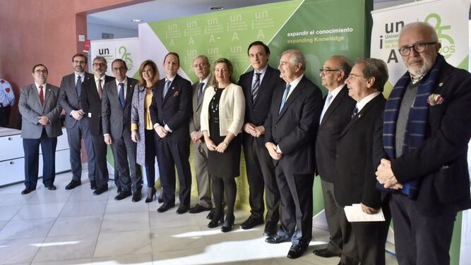 José Ignacio Gacía Pérez junto a los antiguos rectores de la UNIA, rectores de las universidades andaluzas y responsables de la Consejería de Economía.