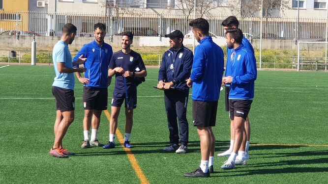 Juan Carlos conversa con sus jugadores después del entrenamiento en La Granja.