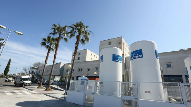 Imagen de los edificios del hospital de Jerez, desde los aparcamientos laterales.